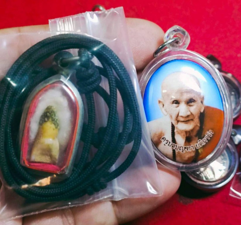 มีผู้บูชาแล้ว พระทันตธาตุุหลวงปู่ครูบาบุญทา วัดเจดีย์สามยอด อ.ป่าซาง จ.ลำพูน ได้มาจากเจ้าของชื่อลุงชัย อายุ ๖๕ ปี ลุงชัยท่านเป็นศิษย์รับใช้ครูบาบุญทา ตั้งแต่ปี ๒๕๔๕ ท่านได้ขออนุญาตและหลวงปู่บุญทาจึงได้มอบพระทันตธาตุองค์นี้ให้แก่ลุงชัยเมื่อปี ๒๕๕๑-๕๒