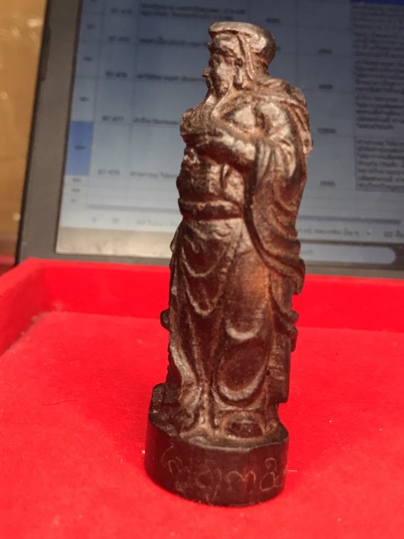 ท่านกวนอู ไม้แกะ มีรอยจาร เนื้อไม้มีสีดำ น้ำหนักไม่มากนัก ได้มาจากอดีตพระวัดพระพุทธบาทห้วยต้ม ชื่อพระจอดี้ เคยรับใช้ครูบาวงศ์ราว ๆ ปี 2537-2543 ท่านเล่าว่าท่านได้มาประมาณปี 2538 ช่างไทยใหญ่แกะถวายให้ครูบาวงศ์เสก เพื่อบูชาติดตัวไปทำงานที่อื่น