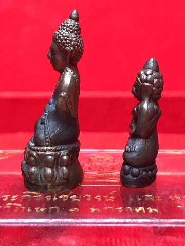 มีผู้บูชาแล้ว พระกริ่งไชยวงษ์-พระชัยวัฒน์วิสุทธิมุนี ปี 2527 รุ่นแรก หลวงปู่ครูบา ชัยยะวงศา วัดพระพุทธบาทห้วยต้อม เนื้อนวโลหะ หมายเลข ๖๒ ปลุกเสกพิธี ตานใช้ตานแทน วันขึ้นปีใหม่ ๑ มกราคม ๒๕๒๗