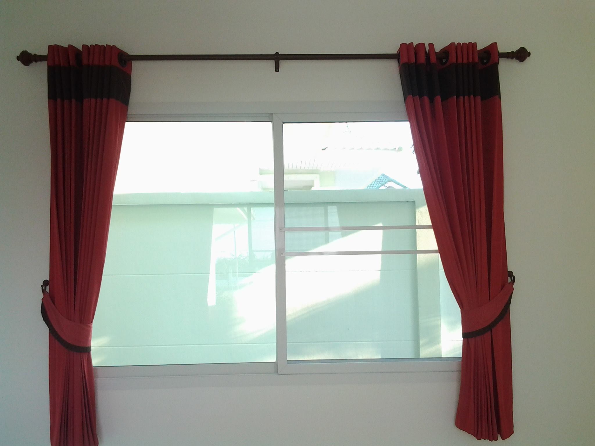 ผ้าม่านตาไก่ สีแดง เพิ่มพลังบวก สีสันในห้อง