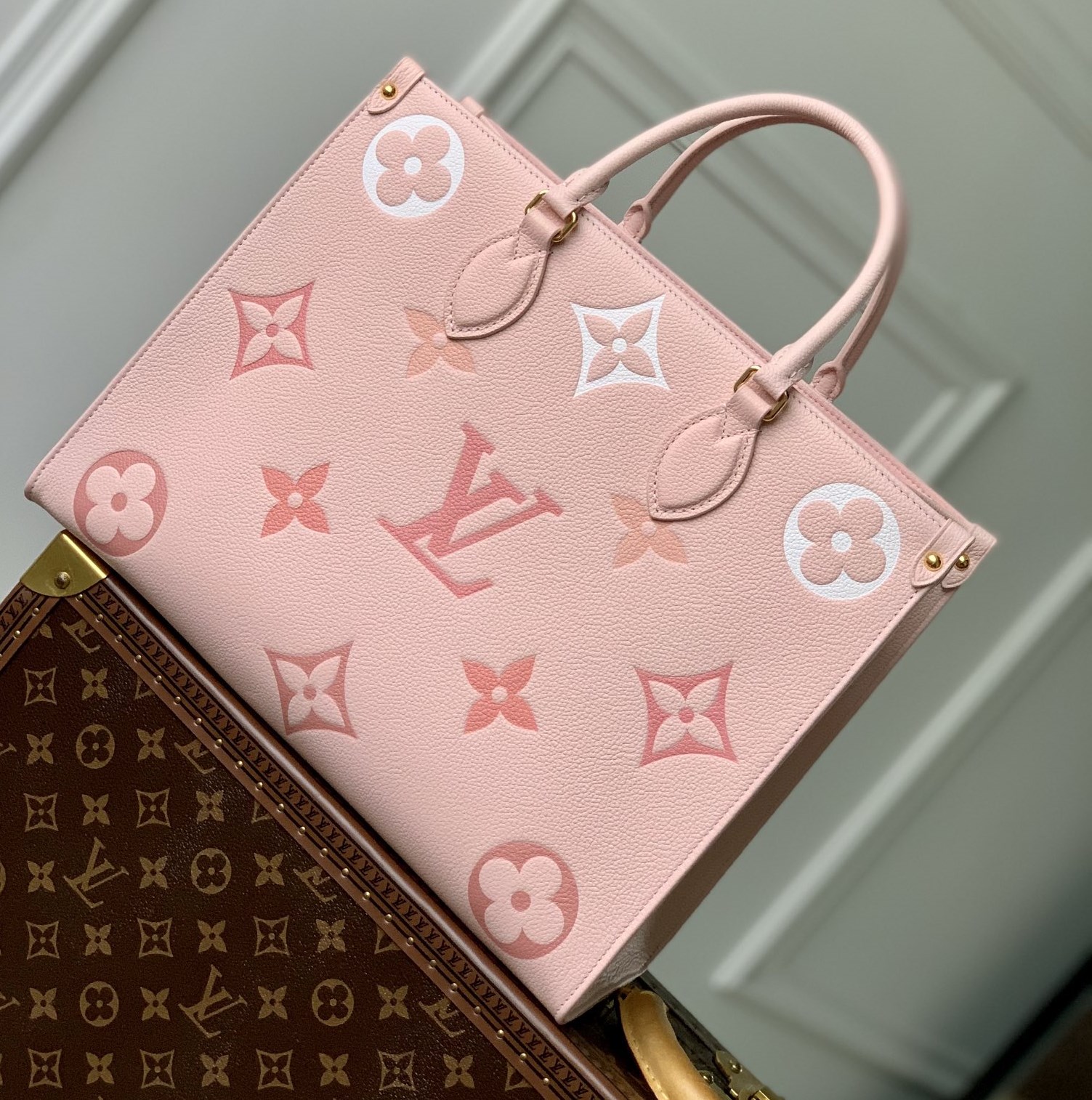 [Pre-order]กระเป๋า Tote bag Louis Vuitton OnTheGo Embossed Degrade Rose - M46542 งานคุณภาพที่ดีที่สุด