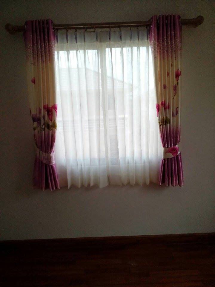 ผ้าม่านตาไก่ ผ้าม่านพับ โทนสีชมพุเข้ม ลายดอกไม้