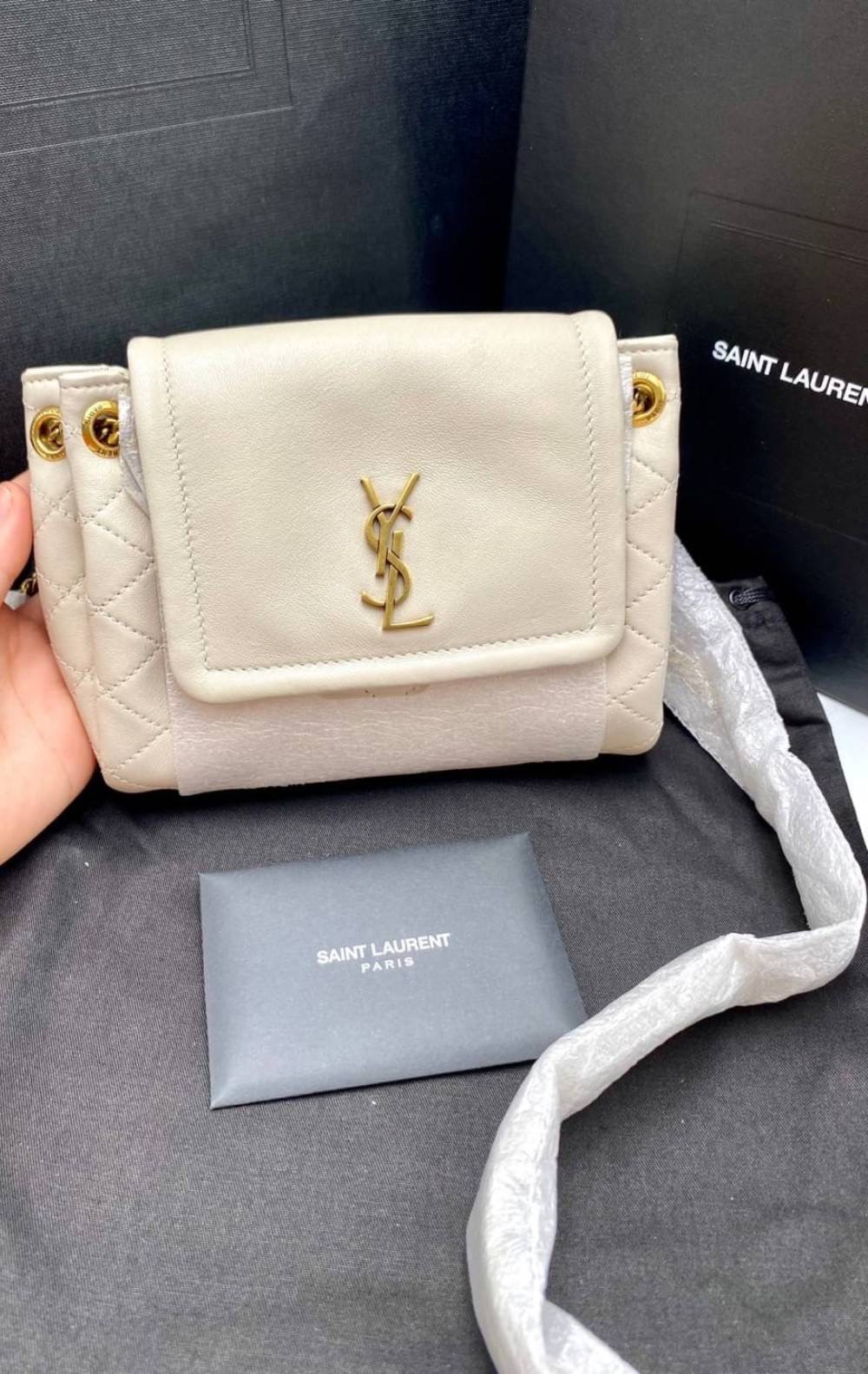 พร้อมส่ง New YSL ปี 2023 MINI NOLITA IN LAMBSKIN ขนาด: 18 X 13 X 6 ซม. / 7.1 X 5.1 X 2.4 นิ้ว อุปกรณ์ : กล่อง ถุงผ้า ถุงกระดาษ การ์ด