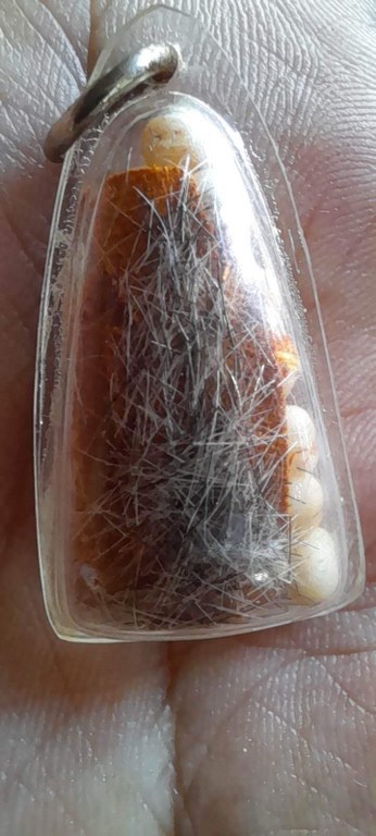 พระเกศา จีวร พระธาตุข้าวบิณฑ์ หลวงปู่ ครูบาชัยยะวงศา วัดพระพุทธบาทห้วยต้ม พระเกศาจำนวนมาก