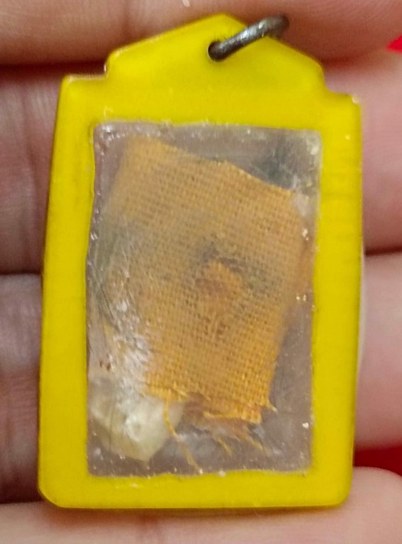 พระทันตธาตุ จีวร เกศา รูปถ่าย หลวงปู่แหวน วัดดอยแม่ปั๋ง เลี่ยมโบราณ ไม่น้อยกว่า 40 ปี เจ้าของเดิมเป็นศิษย์รับใช้หลวงปู่แหวน เป็นครูที่ อ.พร้าว ชื่อคุณพ่อประจักษ์ อายุ 95 ปี ปัจจุบัน (พ.ศ.2566) ยังมีชีวิตอยู่ ท่านเคยรับใช้หลวงปู่แหวน ช่วงปี 2524-2528