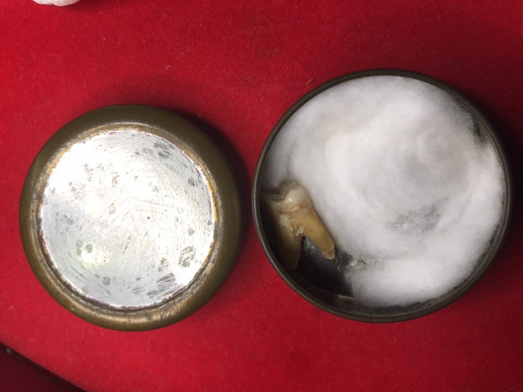 พระทันตธาตุครูบาตา ได้มาจากกำนันคำ กำนันคำได้พระทันตธาตุชุดนี้มาจากพ่ออุ้ยจัน พ่ออุ้ยจัน ท่านอยู่ อ.ดอยสะเก็ต ปัจจุบัน (พ.ศ.2566) ท่านเสียชีวิตแล้ว พ่ออุ้ยจัน ท่านเป็นศิษย์ครูบาตา วัดแม่ฮ้อนเงินเหนือ พ่ออุ้ยจัน เคยค้าขายข้าวด้วยกันกับกำนันคำ