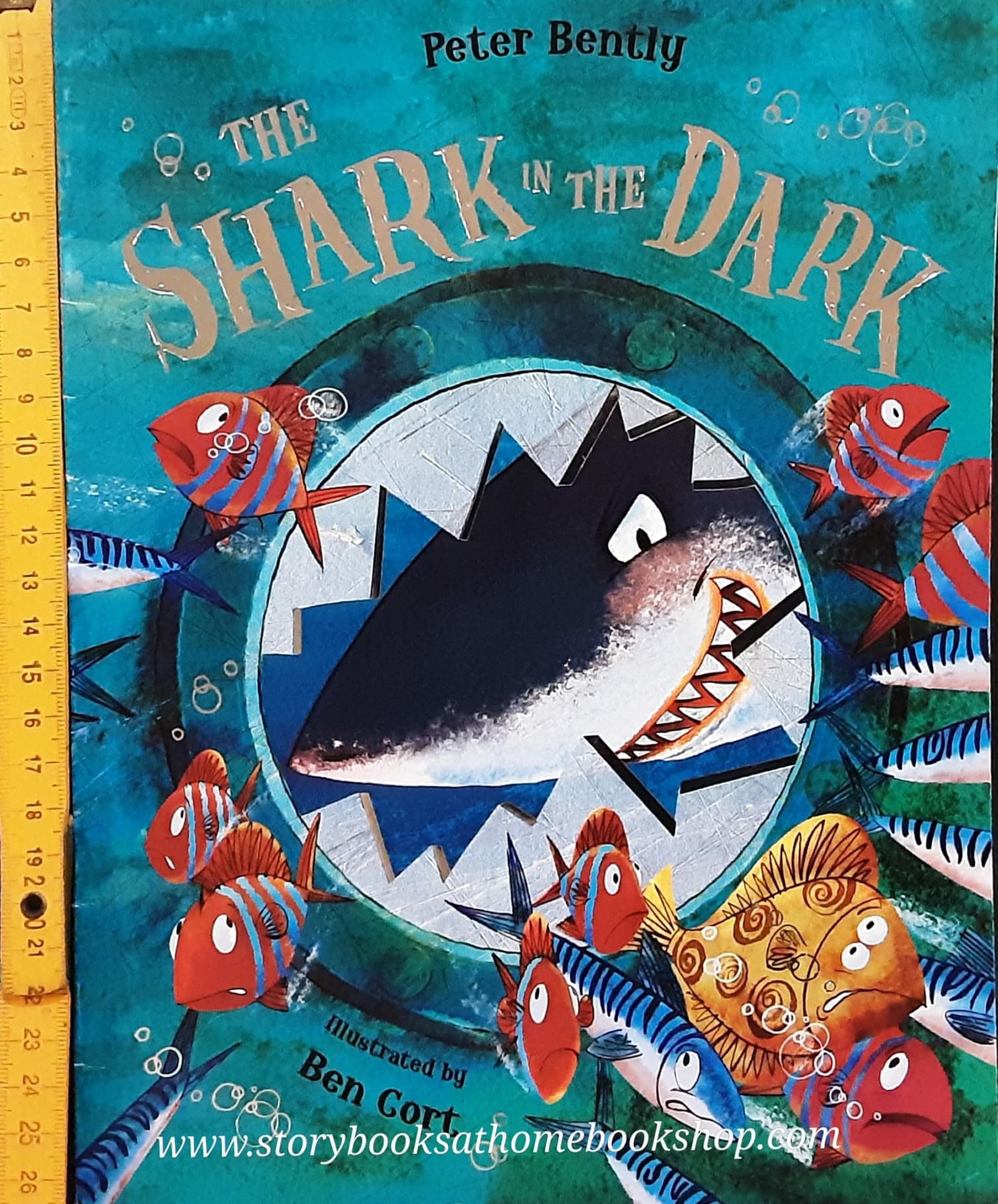 หนังสือนิทานปกอ่อน** ♥️THE SHARK IN THE DARK♥️