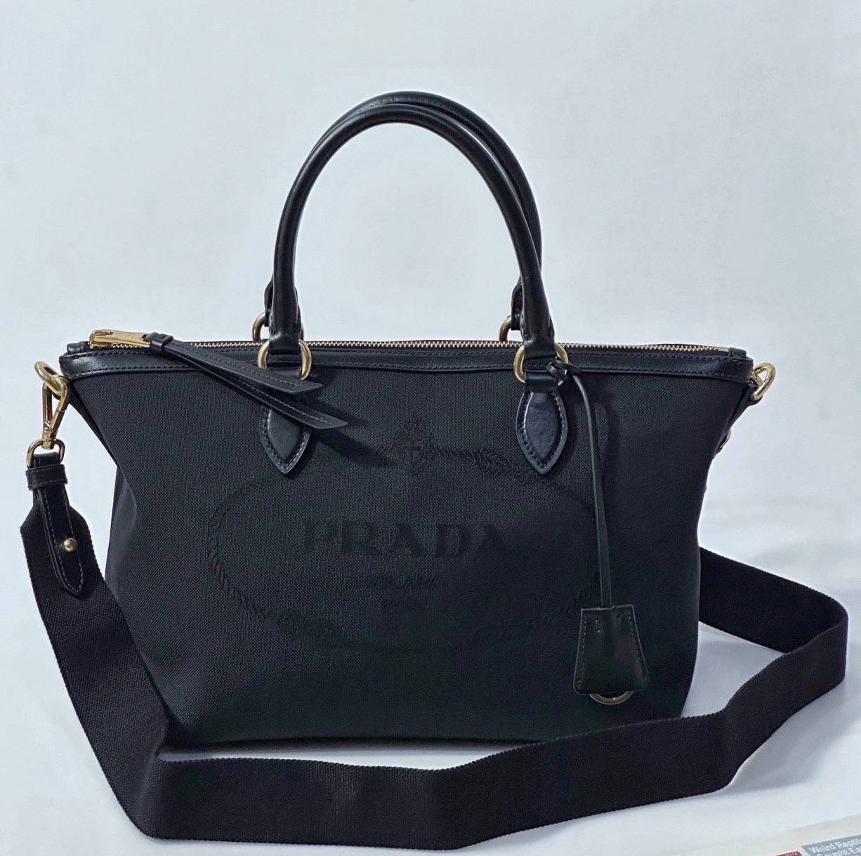 New Prada satchael ขนาด 12 * 8 * 5 นิ้ว อุปกรณ์ การ์ด ถุงผ้า ถุงกระดาษ