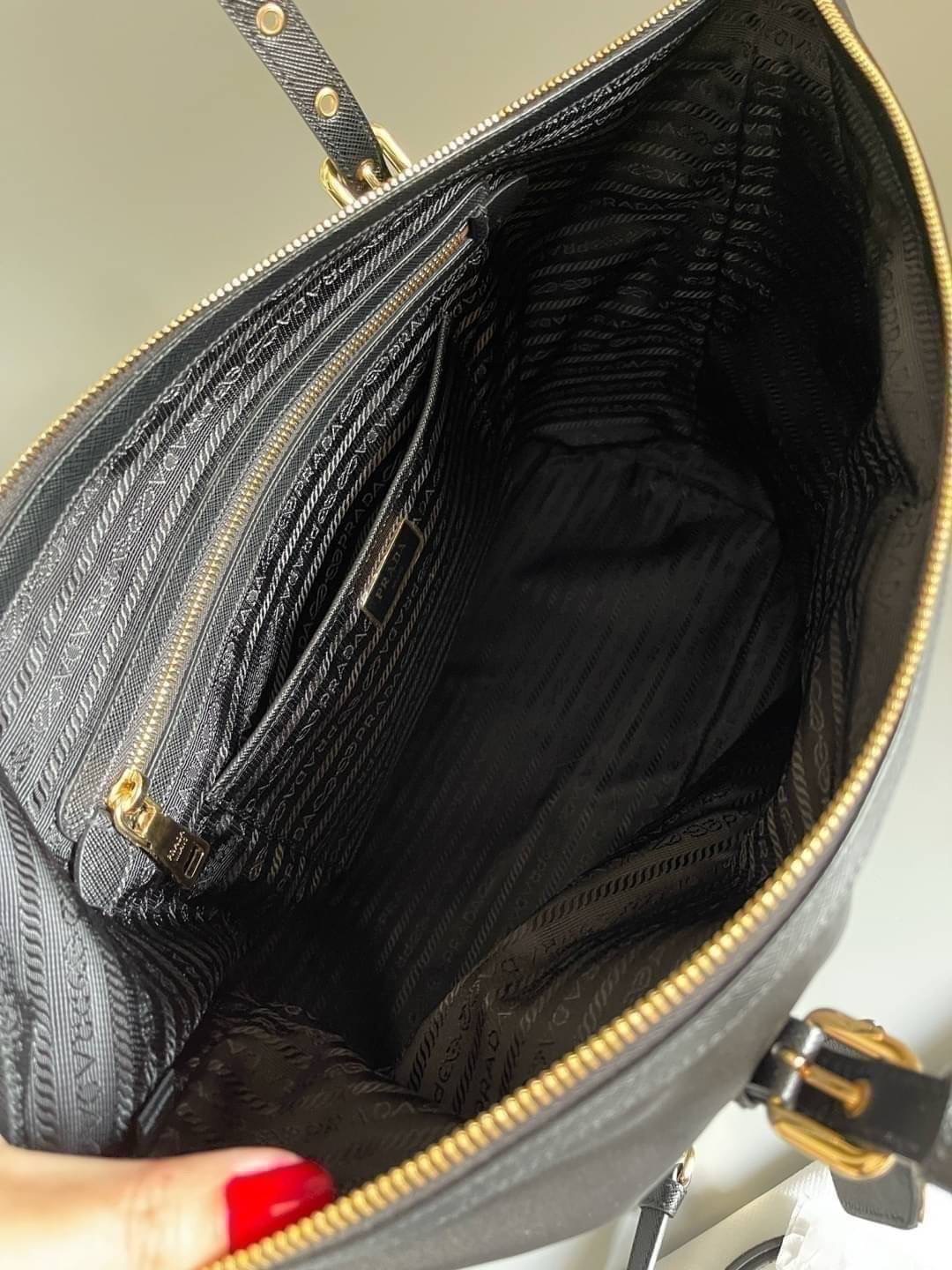 Lot นี้ราคาเดิมอยู่นะคะ New Prada Nylon Top Zip Tote มีสายยาวถอดออกได้