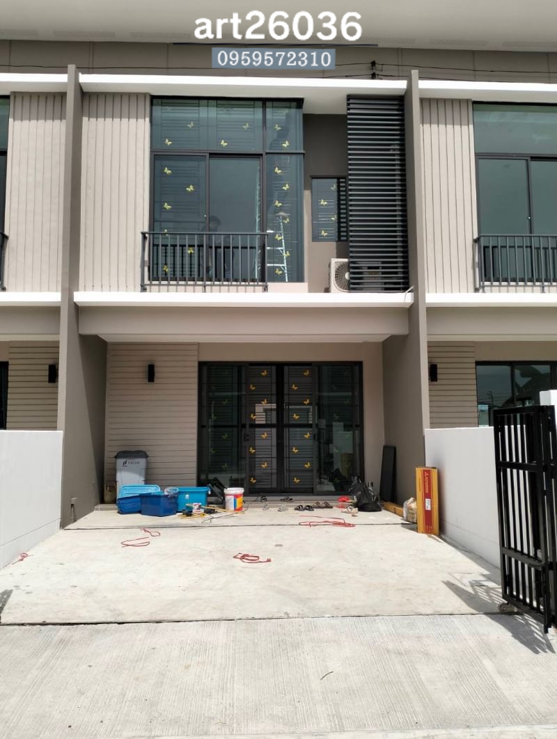 เหล็กดัดพร้อมมุ้งลวด เหล็กดัดสีดำ ลายผีเสื้อ กระจกสีบานเลื่อน มีทั้งประตูและหน้าต่าง