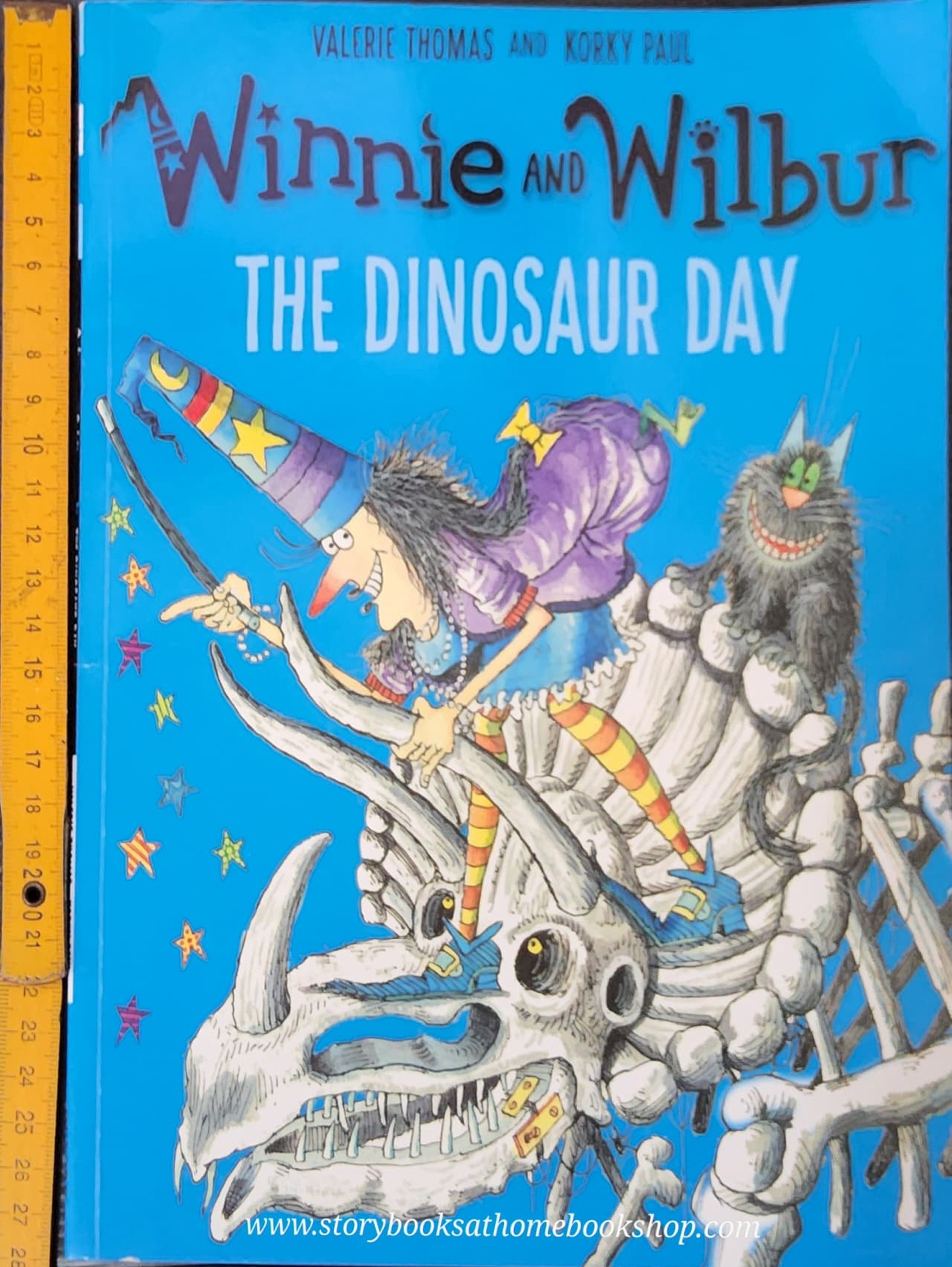 หนังสือนิทานปกอ่อน** 🍅WINNIE AND WILBUR THE DINOSAUR DAY by Valerie Thomas and Korky Paul
