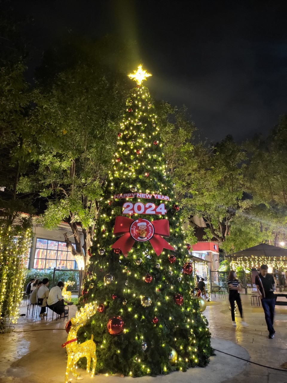 ต้นคริสต์มาสปลอม"ใจกลางเมือง"