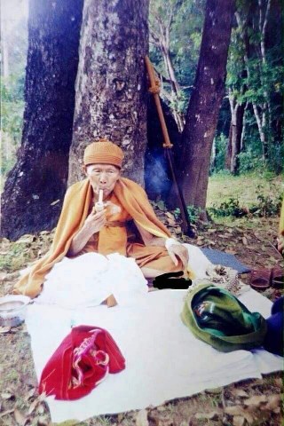 ไม้เท้าครูบาชัยยะวงศา เล่มนี้ ได้มาจากชาวกะเหรี่ยงท่านหนึง ปัจจุบัน (ปี 2565) อายุ 80-90 ปีแล้ว ตอนที่ไปเอาไม้เท้านี้ เพื่อน ๆ เพื่อนบ้านคุณลุงท่านก็ไปเอาไม้เท้าที่บ้าน ของตัวเองให้ นำมารวม ๆ กัน จึงได้มา 5 เล่มในคราวเดียวกัน