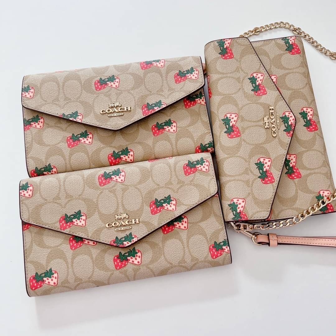 New Coach Travel Envelope Wallet In Signature Canvas With Strawberry Print 8 1/4" (L) x 4 1/2" (H) ใส่มือถือไอพลัสได้ค่ะ สายโซ่ในรูปคือ diy นะคะ