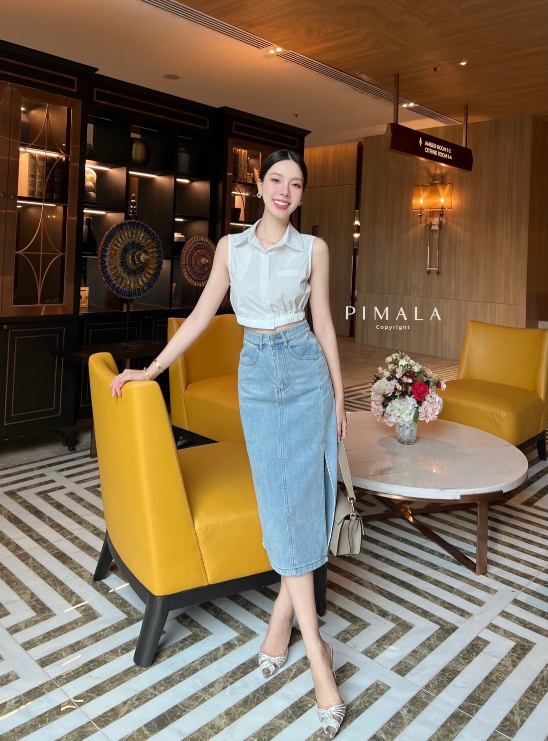 เซ็ทเสื้อเชิ้ตคอปกแขนกุดสีขาวทรงพอดีตัว มาคู่กับกระโปรงยีนส์ผ่าด้านหน้า