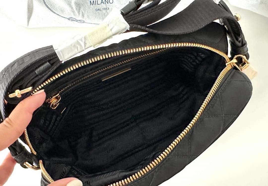 พร้อมส่ง Prada nylon bag size: 8 x 5.5 x 2 inch อุปกรณ์: ถุงผ้า การ์ด