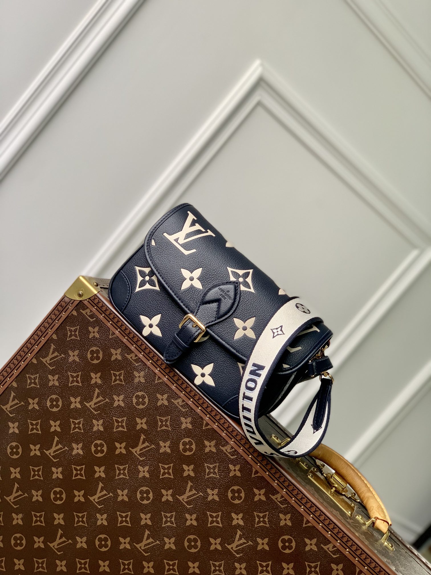 [Pre-order]กระเป๋าสะพาย Diane Monogram Empreinte Leather - Handbagsงานคุณภาพที่ดีที่สุด