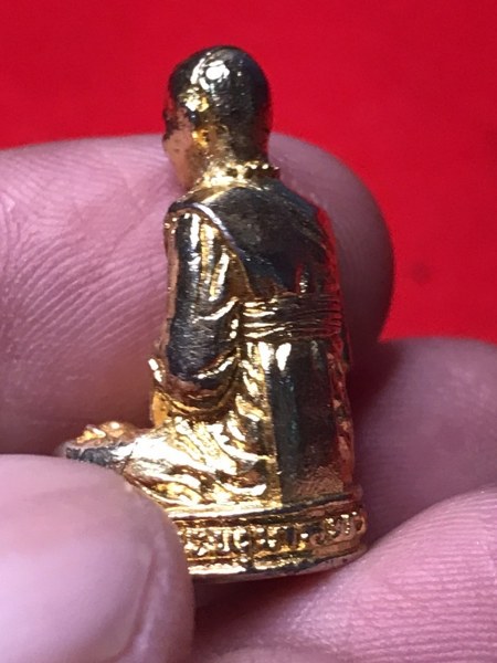 รูปหล่อหลวงปู่ครูบาชัยยะวงศา วัดพระพุทธบาทห้วยต้ม รุ่นแรก พ.ศ. 2527 กะไหล่ทอง ใต้ฐานอุดผงและเส้นเกศา