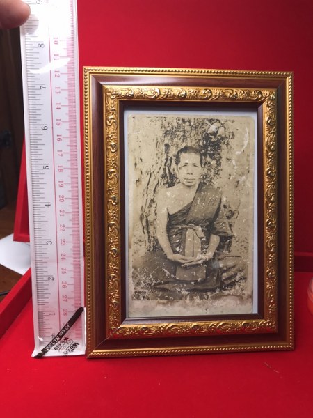 รูปถ่ายครูบาพรหมจักร วัดพระพุทธบาทตากผ้า ทันหลวงปู่ รูปนี้หากดั้งเดิมจะต้องเป็นกรอบไม้ แต่คงจะชำรุดมากแล้ว เพราะตอนได้มาเป็นรูปเปล่า และนำมาใส่กรอบใหม่