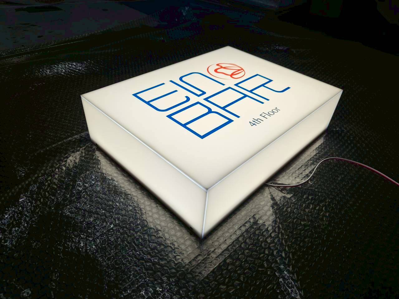 ป้ายกล่องไฟอะคริลิคแสงออกรอบตัว