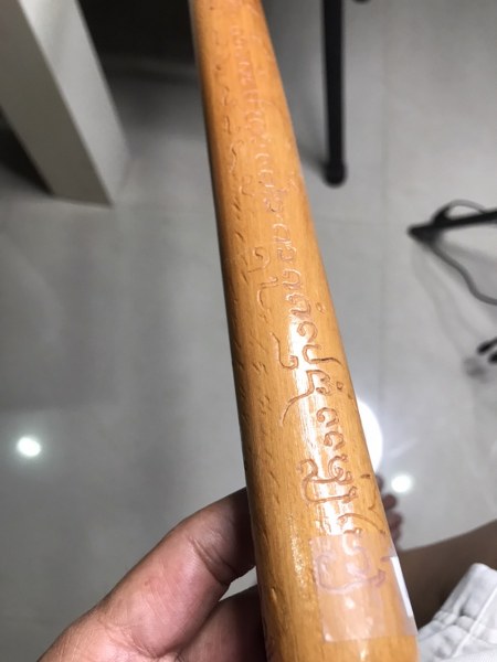 ไม้เท้าหลวงปู่ครูบาชัยยะวงศา วัดพระพุทธบาทห้วยต้ม จารตลอดด้าม ด้ามนี้ได้มาจากคุณลุงพิษณุฯ ชาวกะเหรี่ยงชาวห้วยต้ม คุณลุงได้มาเมื่อตอนอยู่ที่กุฏิกับหลวงปู่ จำปีไม่ได้ ผมได้เช่าวัตถุมงคลหลายอย่างมาจากคุณลุง