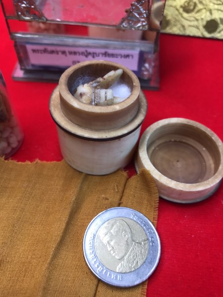 ทันตธาตุหลวงปู่ครูบาชัยยะวงศา พร้อมผ้าจีวรและพระธาตุข้าวบิณฑ์