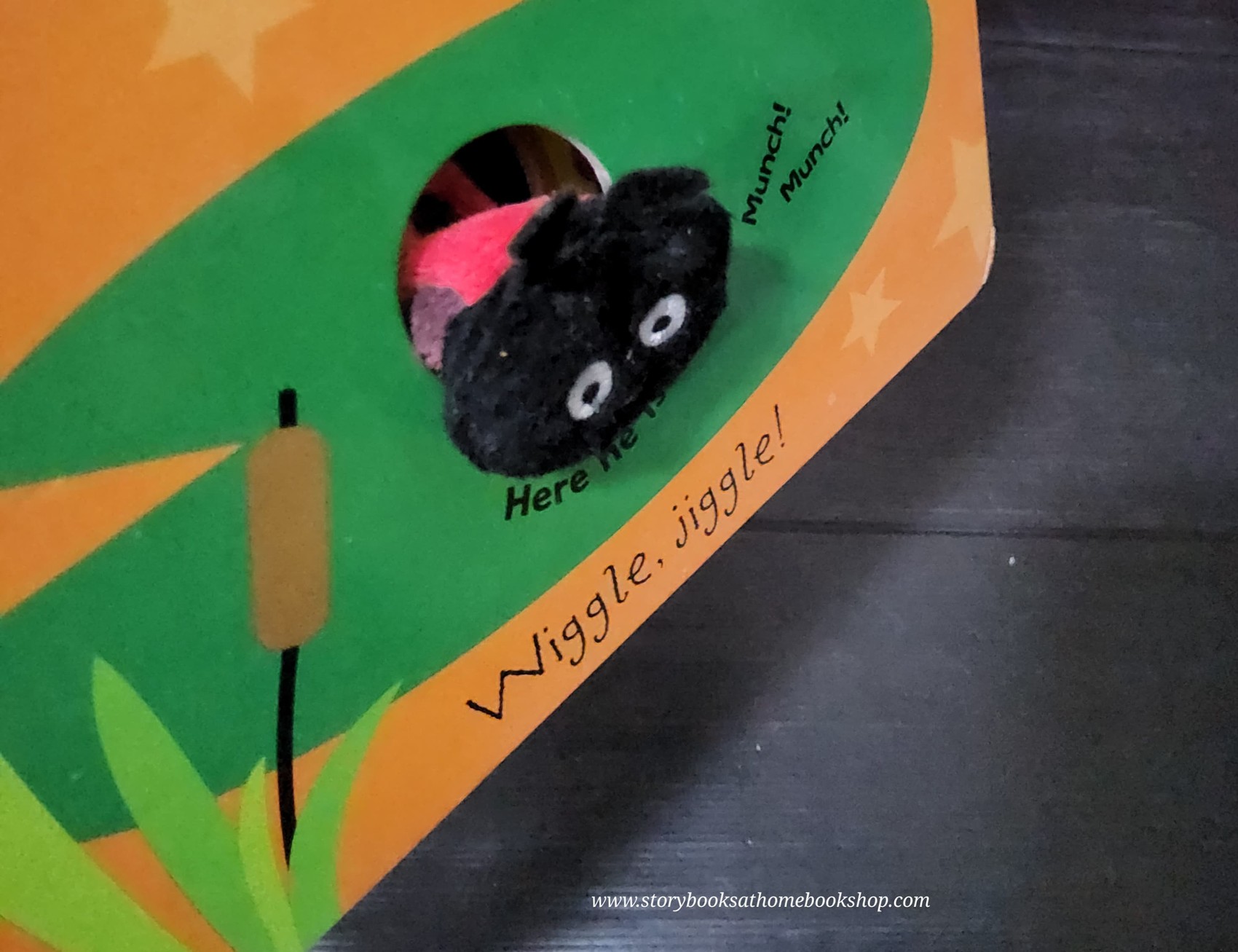 FINGER PUPPET BOARD BOOK** 🍅🍓BABY TOUCH WIGGLE JIGGLE LADYBIRD!