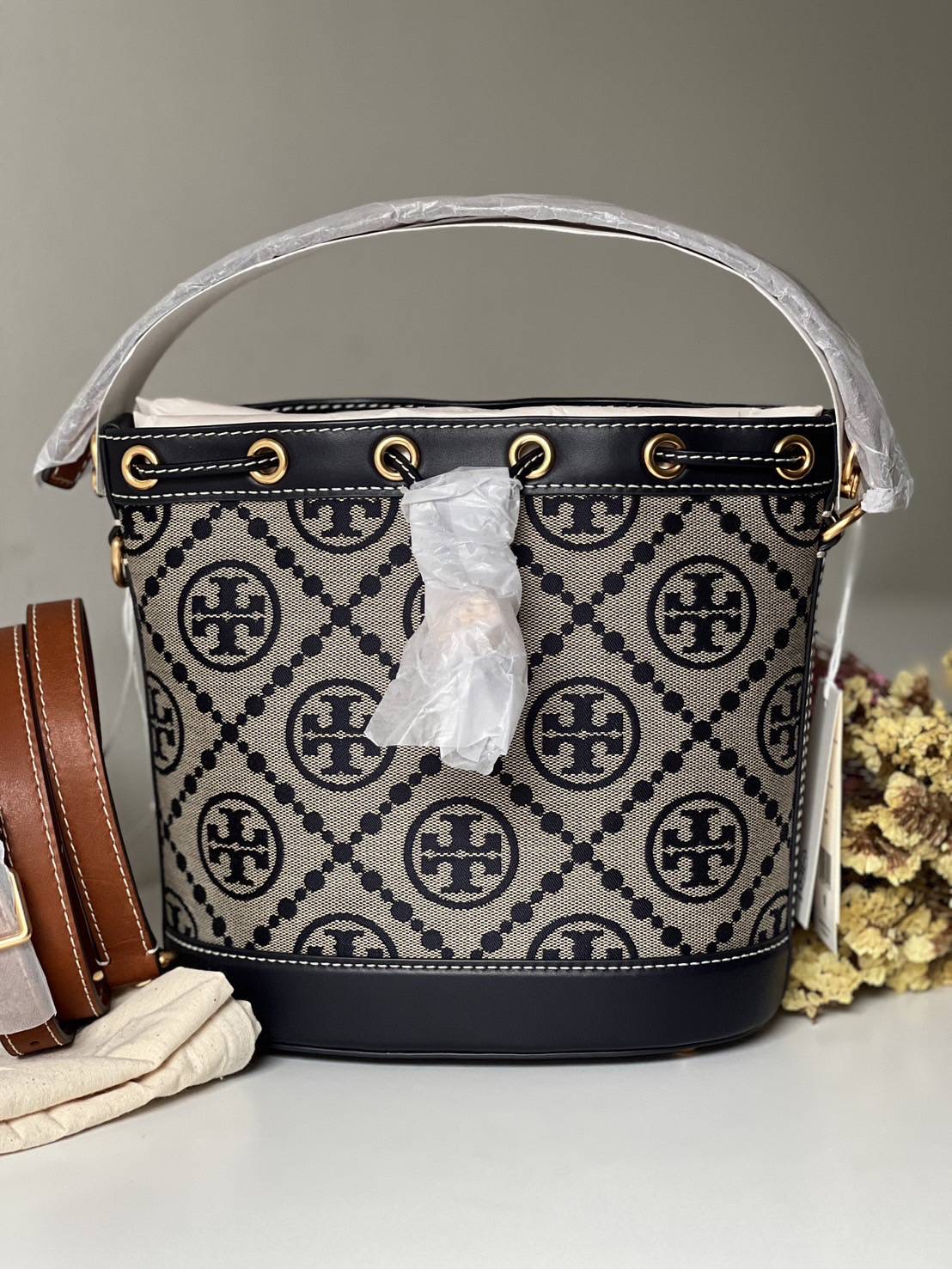 NEW TORY BURCH T MONOGRAM BUCKET BAG Sz. 8.4” (L) x 8.4” (H) x 4.78” (D)