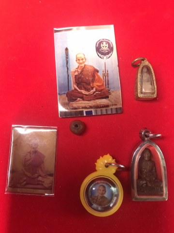 ๑. พระทัตธาตุ ครูบาแก้ว สุทโธ ๒.รูปถ่ายด้านหลังติดจีวร ๓. ล็อกเกตรุ่นแรก ปี ๑๘ ๔. เม็ดประคำจำนวน ๑ เม็ด ๕. รูปถ่ายด้านหลังติดพลอยคำ และ ๖.รูปหล่อรุ่น ๑ ของหลวงปู่แก้ว สุทโธ วัดดอยโมคลาน จ.เชียงใหม่