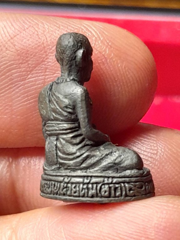 รูปหล่อครููบาชัยยะวงศา รุ่นเมตตามหาลาภ ปี ๓๕ ใต้ฐานบรรจุพระธาตุสิวลี พระธาตุอรหันต์ และดินจากสังเวชนียสถาน 4 แห่ง และ เกศาหลวงปู่