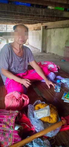 ไม้เท้าหลวงปู่ครูบาชัยยะวงศา วัดพระพุทธบาทห้วยต้ม จารตลอดด้าม ด้ามนี้ได้มาจากคุณลุงพิษณุฯ ชาวกะเหรี่ยงชาวห้วยต้ม คุณลุงได้มาเมื่อตอนอยู่ที่กุฏิกับหลวงปู่ จำปีไม่ได้ ผมได้เช่าวัตถุมงคลหลายอย่างมาจากคุณลุง