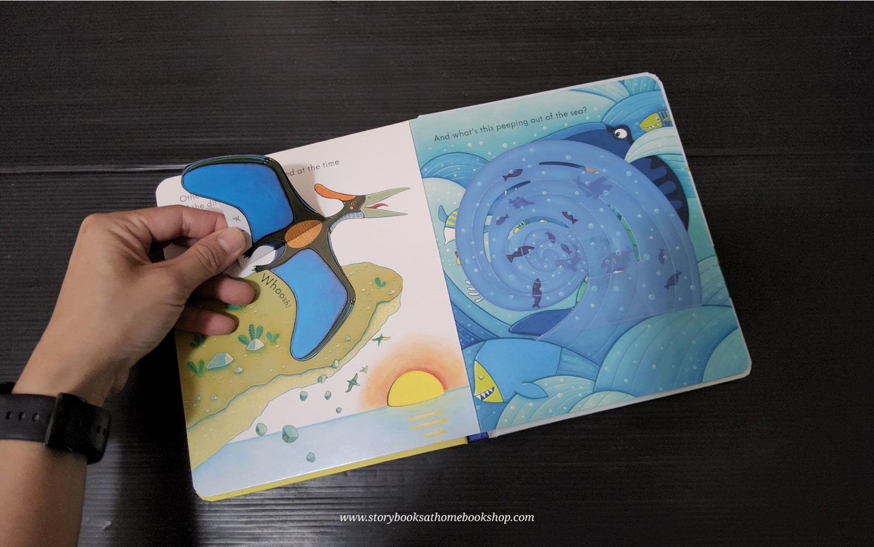 PEEP AND FLAP BOARD BOOK ** ð
ð
USBORNE PEEP INSIDE DINOSAURS