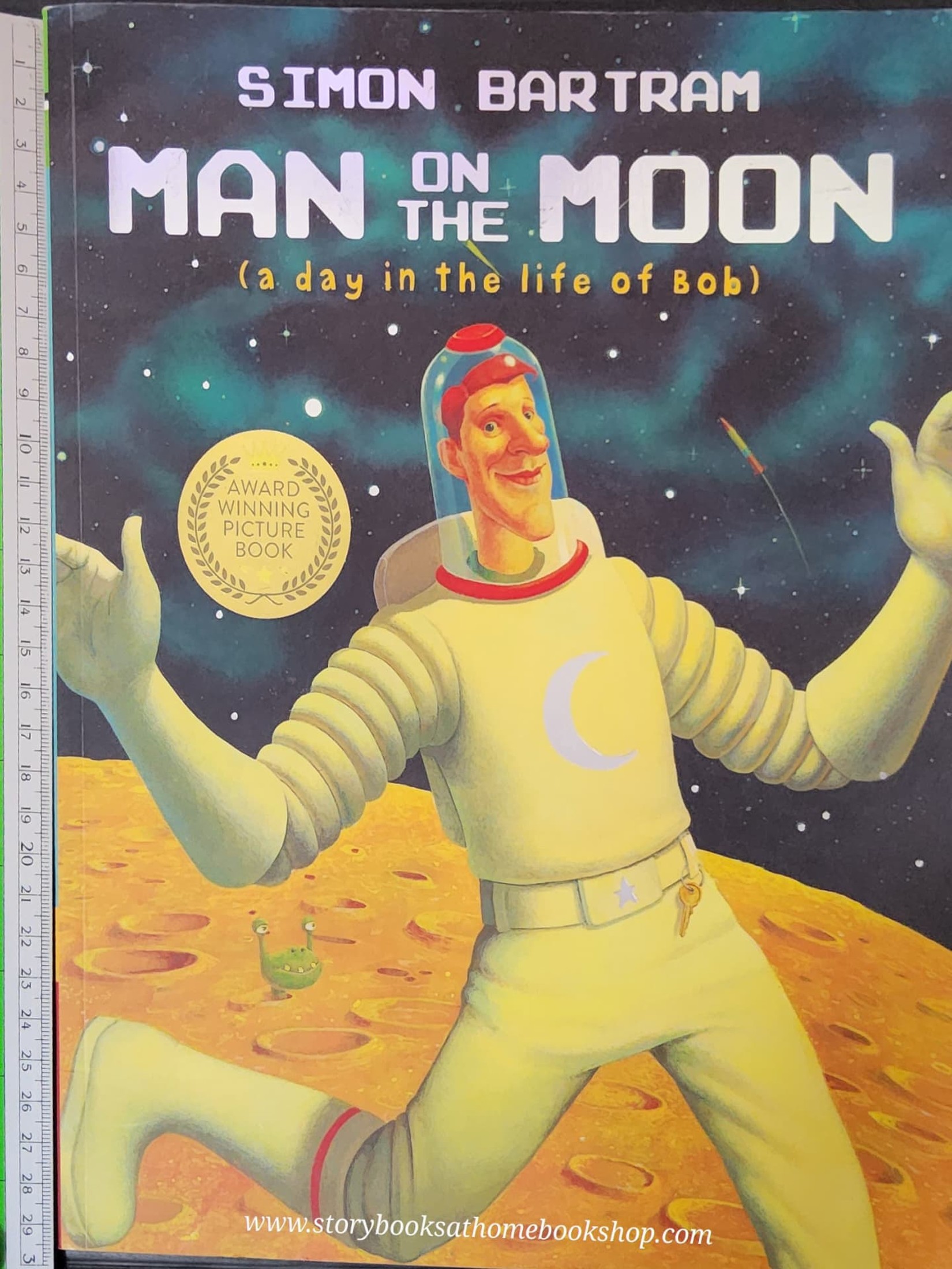 หนังสือนิทานปกอ่อน** 🍅🍅MAN ON THE MOON (A DAY IN THE LIFE OF BOB) BY SIMON BARTRAM