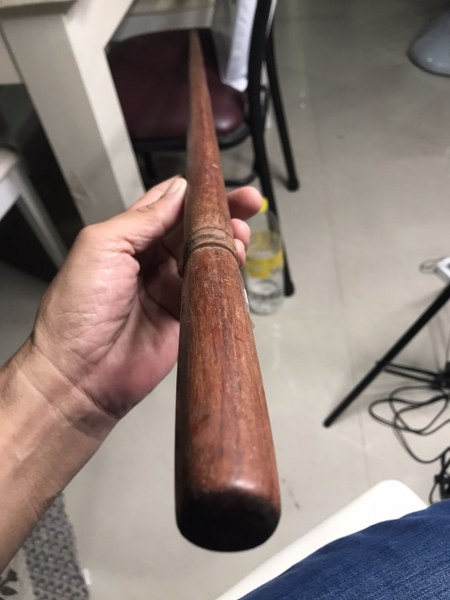 ไม้เท้าหลวงปู่ครูบาชัยยะวงศาเล่มนี้ จากคำบอกเล่าของหนานดิ๊วา และแต่ก่อนเป็นพระบวชที่วัดห้วยต้ม ว่าไม่เท้าเล่มนี้แต่เดิมมี ๒ เล่มที่ได้มาจากหนานบัญชาซึ่งอยู่ใกล้ชิดหลวงปู่ฯ (ตอนนี้ท่านเสียชีวิตแล้ว) ตั้งแต่ปี ๒๕๔๐- ๒๕๔๑ โดยแบ่งกับเพื่อนชื่อน้อยณรงค์คนละเล่