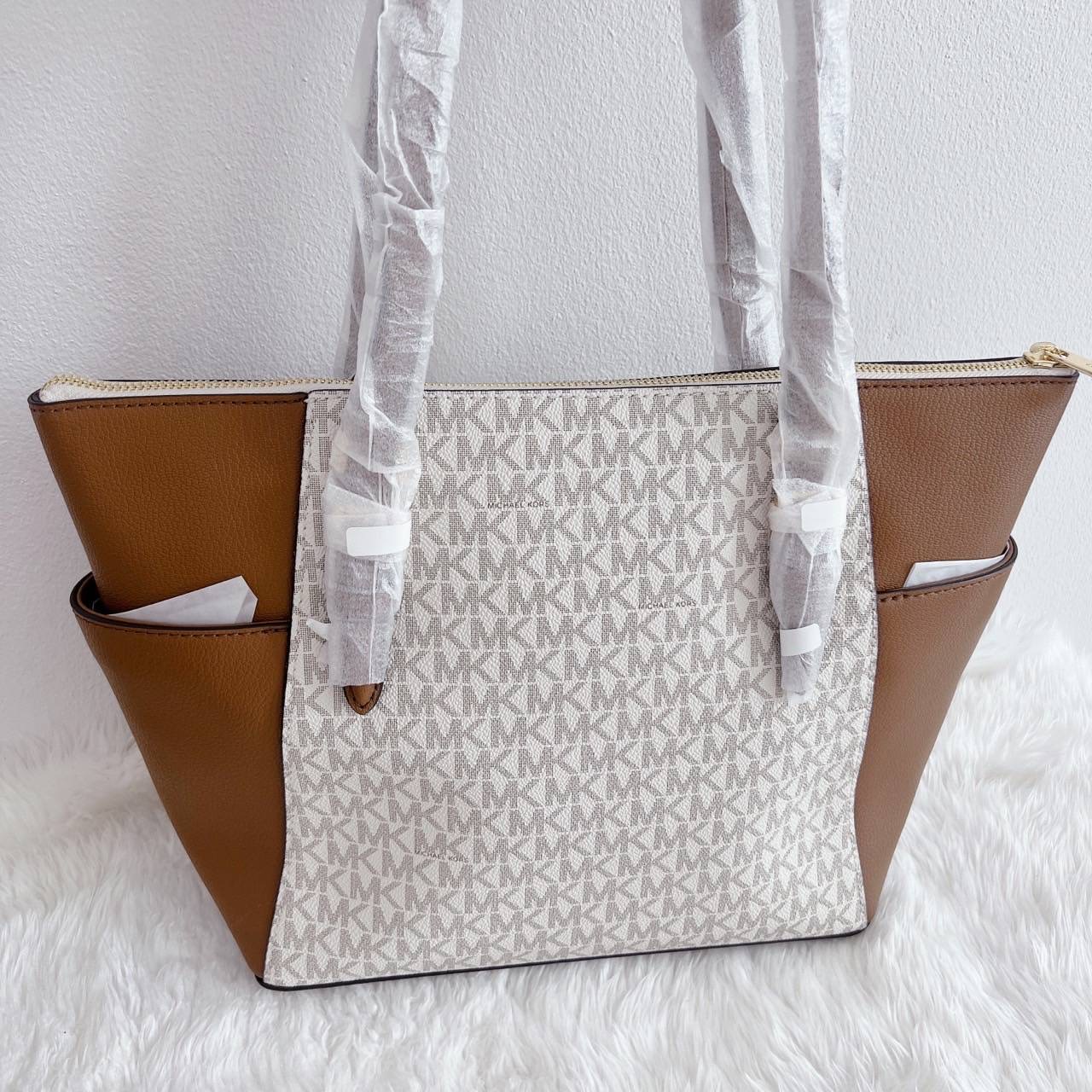 รอบใหม่เข้าแล้วค่ะ New Michael Kors Tote charlotte zip - ปากกระเป๋า 15 นิ้ว ฐาน 10 นิ้ว สูง 10 นิ้ว