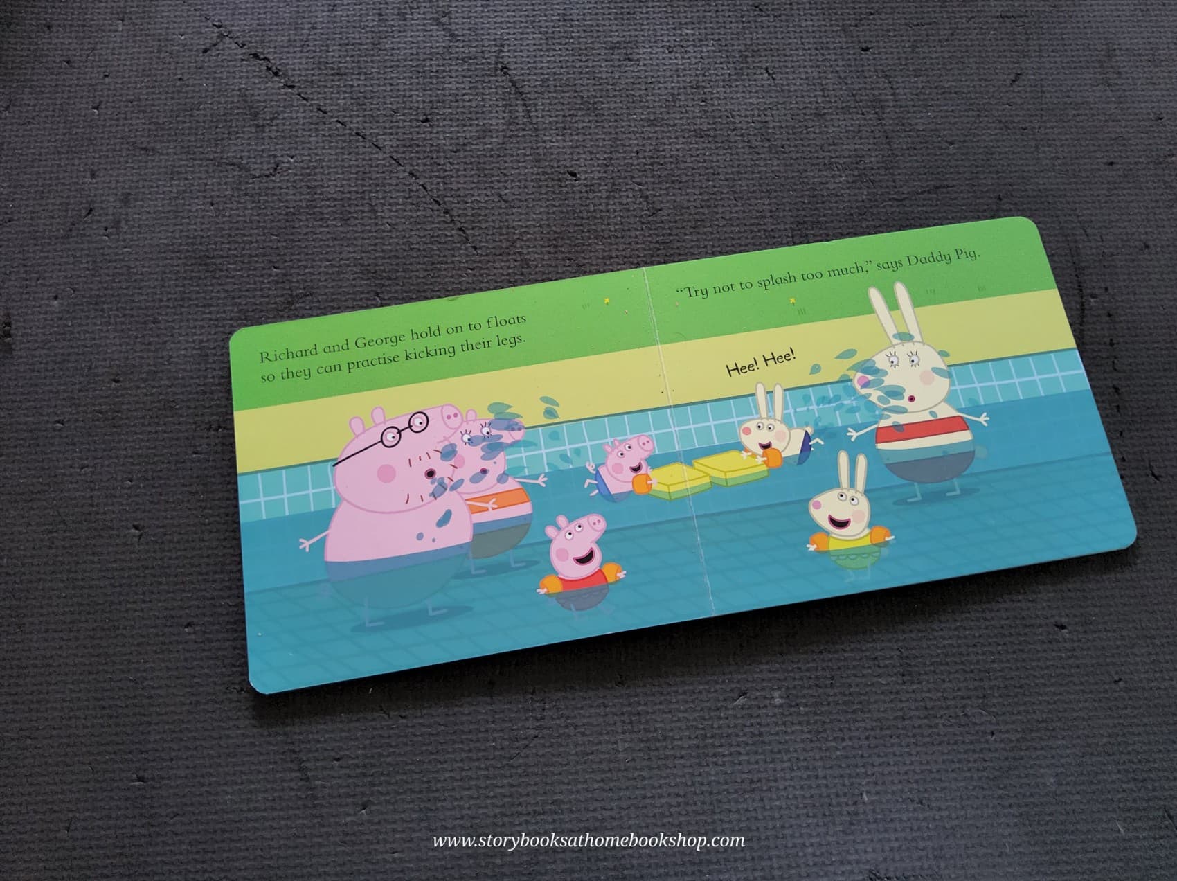 BOARD BOOK** 🍅🍅PEPPA GOES SWIM