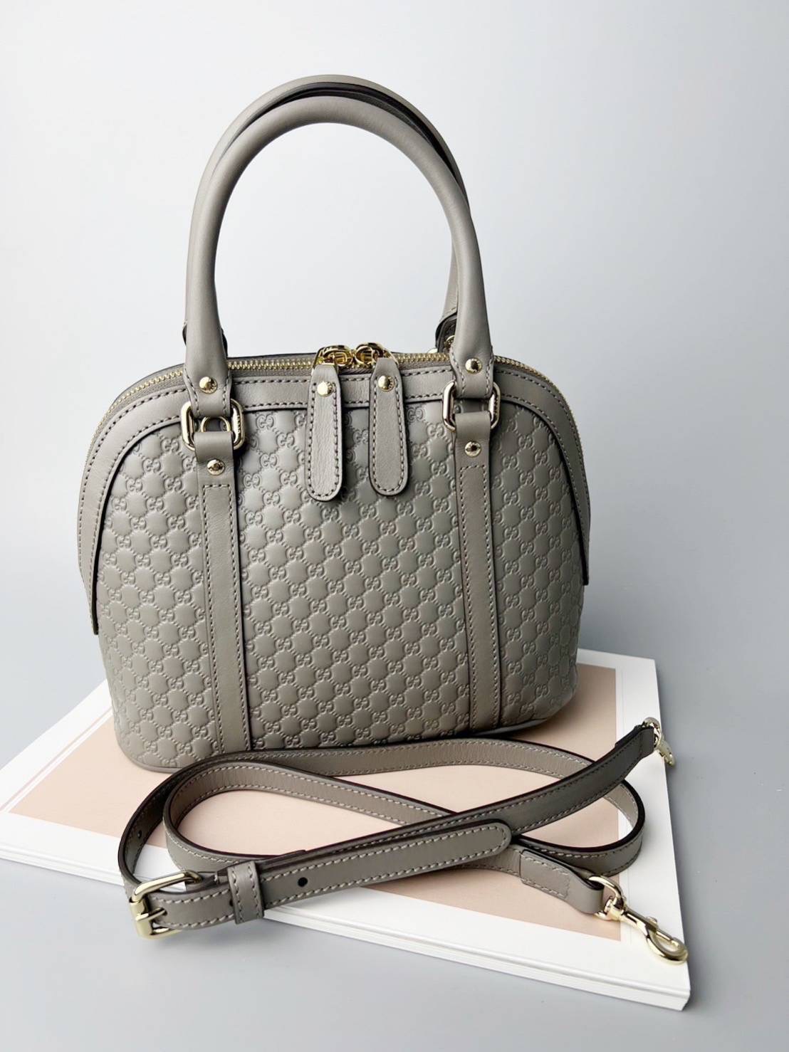 New Gucci Mini Dome โดมหนังปั๊มลาย gg สายยาวถอดได้ค่ะ สีเทา 🐦 ขนาด 9 x 7 x 5 นิ้ว
