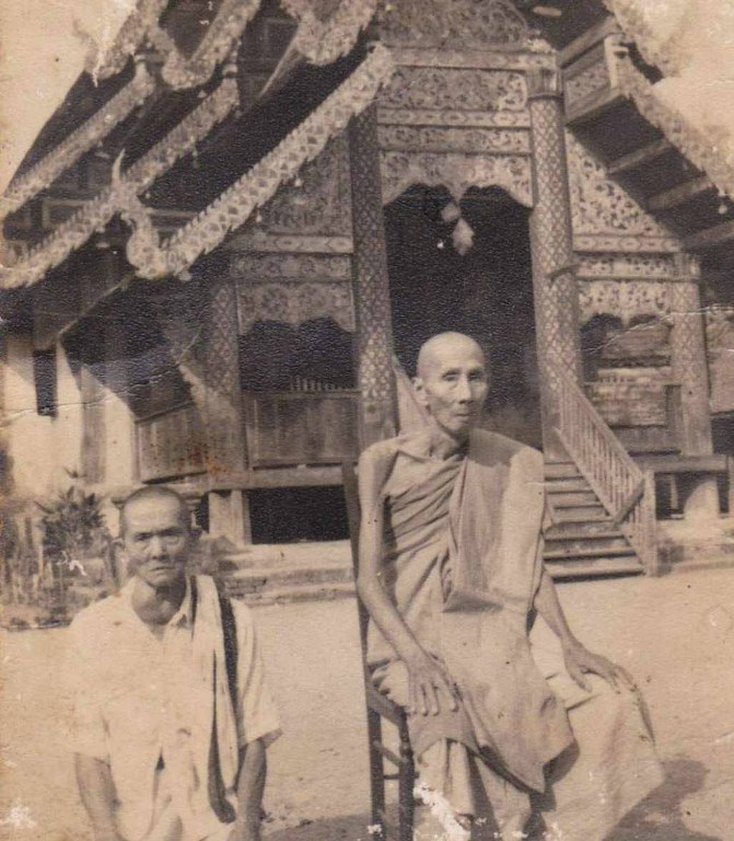 พระทันตธาตุ ครูบาดวงทิพย์ วัดสันป่ายาง อ.แม่แตง จ.เชียงใหม่ องค์นี้เจ้าของเดิมคือ พ่อหนานคำ เป็นหมอยารักษาแบบพื้นบ้านล้านนา เสียชีวิตแล้วเมื่อปี 2530 ต่อมาได้สืบทอดตกมาอยู่ที่จ่าณรงค์ เป็นตำรวจอยู่ อ.แม่แตง จ.เชียงใหม่ ปัจจุบันอายุ 58 ปี (พ.ศ.2566)