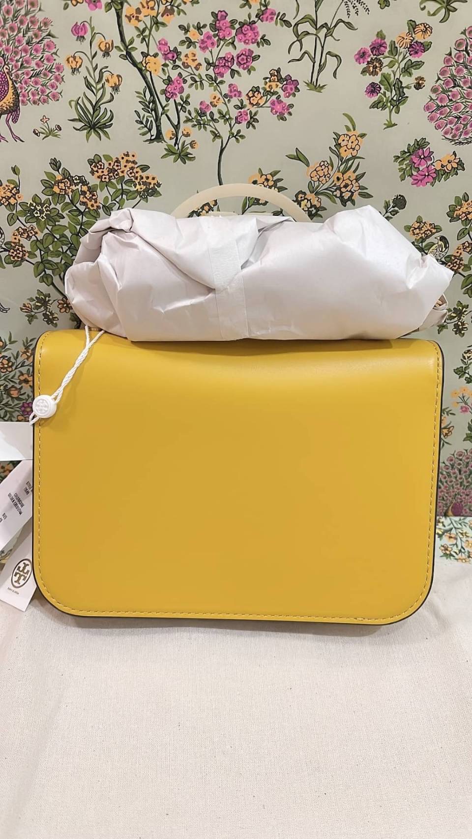 New Tory Burch Eleanor Small Convertible Shoulder bag สีเหลือง Golden Crest สวยเด่น หรูหรา ขนาด Height: 5.4" (13.5 cm); length: 7.6" (19 cm); depth: 2.6" (6.5 cm)