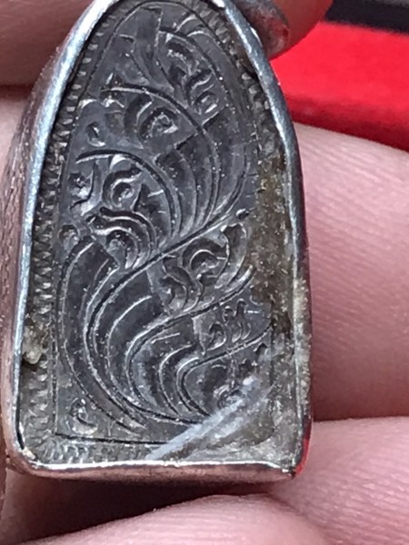 ๑. ตะกรุดเงินจารมือครูบาชุ่ม โพธิโก ๒. รูปถ่ายเก่าด้านหน้าครูบาเจ้าศรีวิชัย ด้านหลังครูบาชุ่ม โพธิโก ๓. พระเกศาครูบาชุ่ม โพธิโก ปิดทอง ๔. พระอัฐิธาตุ ครูบาชุ่ม โพธิโก ได้มาจากลุงดิศ อายุกว่า ๖๐ ปีแล้ว เป็นของรุ่นคุณพ่อชื่อพ่อหนานมี ชาวประตูป่า จ.ลำพูน