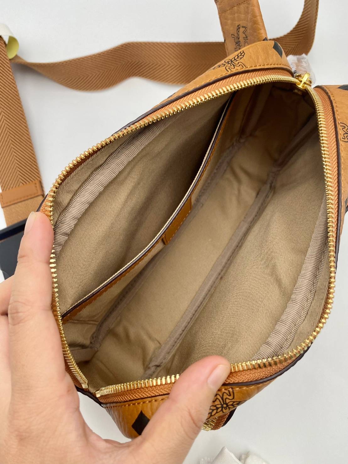 New Mcm Fursten Belt Bag Sz.5.0 x 23.0 x 14.0 cm อุปกรณ์.ถุงผ้า/การ์ดช็อปเกาหลี
