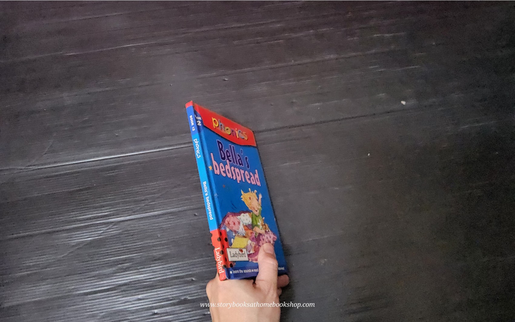 หนังสือนิทานปกแข็ง** 🍅PHONICS BELLA'S BEDSPREAD #12