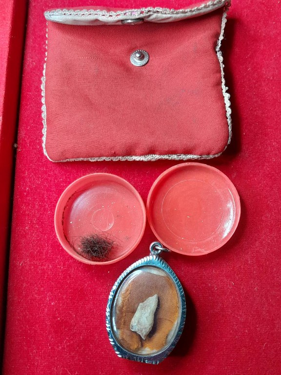 พระทันตธาตุ พระเกศา จีวร หลวงพ่อตี๋ วัดพรหมวิหาร อ.แม่สาย จ.เชียงราย เจ้าของเดิมชื่อลุงสงวน เคยเป็นคนขับรถหลวงพ่อตี๋ อยู่บ้านป่าเหมือด ต.แม่สาย อ.แม่สาย จ.เชียงราย เสียชีวิตเมื่อวันที่ 9 มีนาคม 2558 อายุ 78 ปี ได้มาจากพี่พร อายุ 47 ปี ลูกสาวลุงสงวน