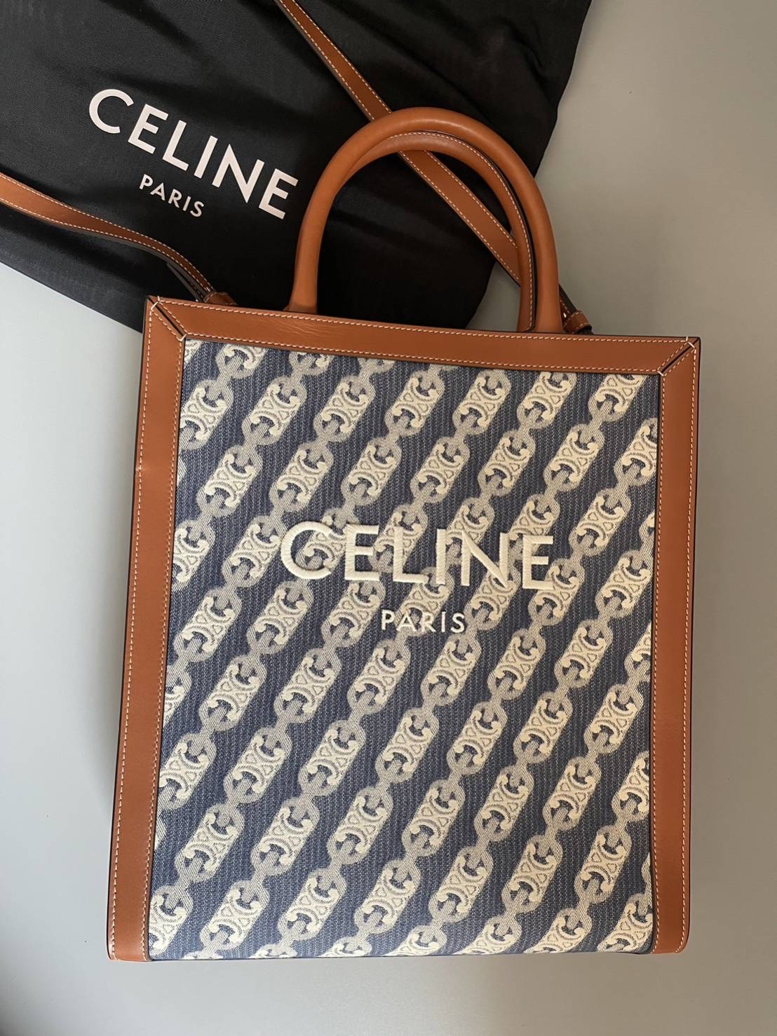โปร NEW CElINE TRIOMPHE CANVAS Size 11 X 13 X 3 นิ้ว มีสายสะพายยาว อุปกรณ์ ถุงผ้า + การ์ด + สายสะพายยาว