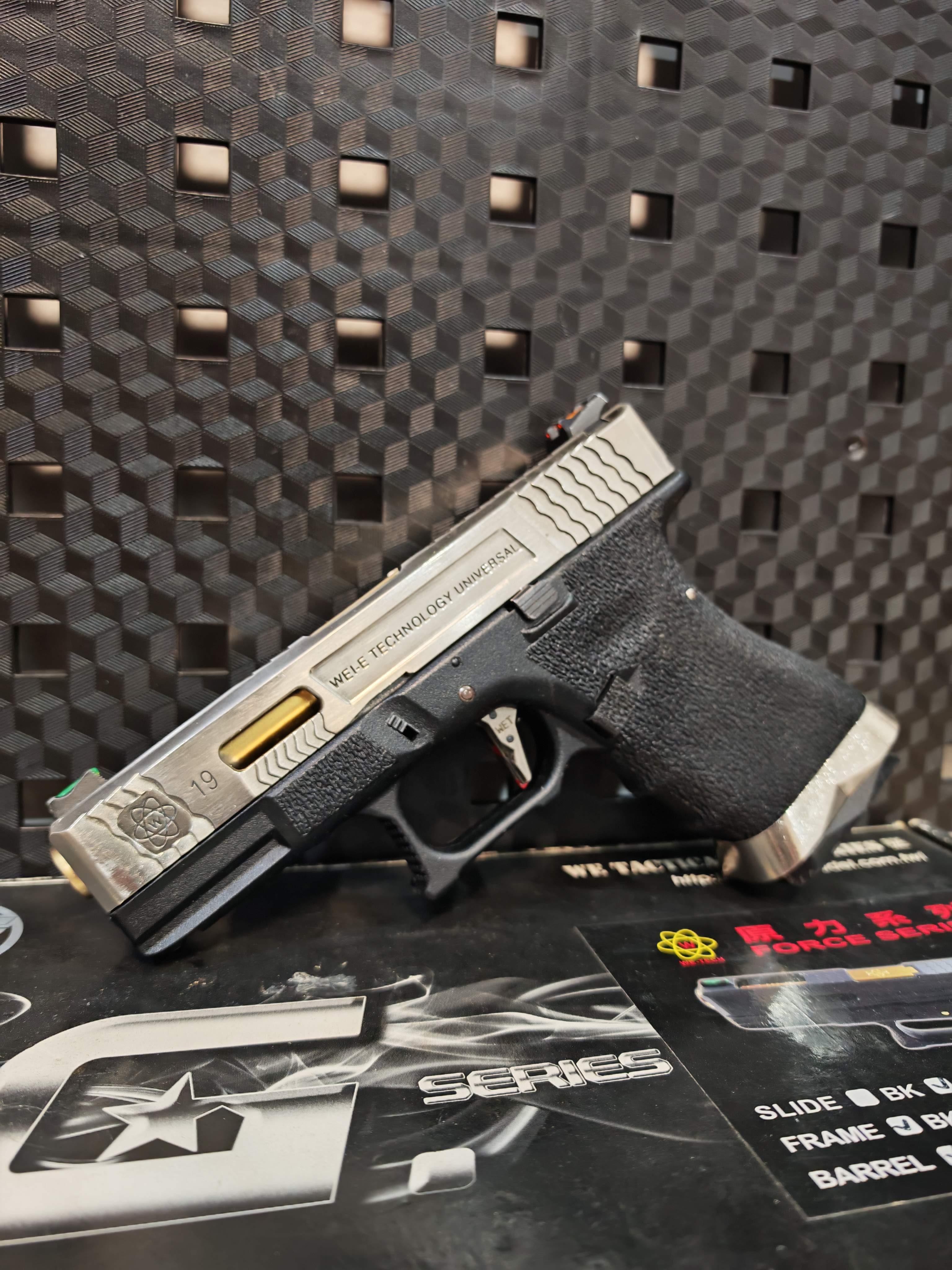 WE Glock19 G-Force Custom เฟรมดำ สไลด์เงิน ลำกล้องทอง GBB BB Gun บีบีกัน แบบแก๊ส ปืนอัดลม มือสอง Airsoft Gun