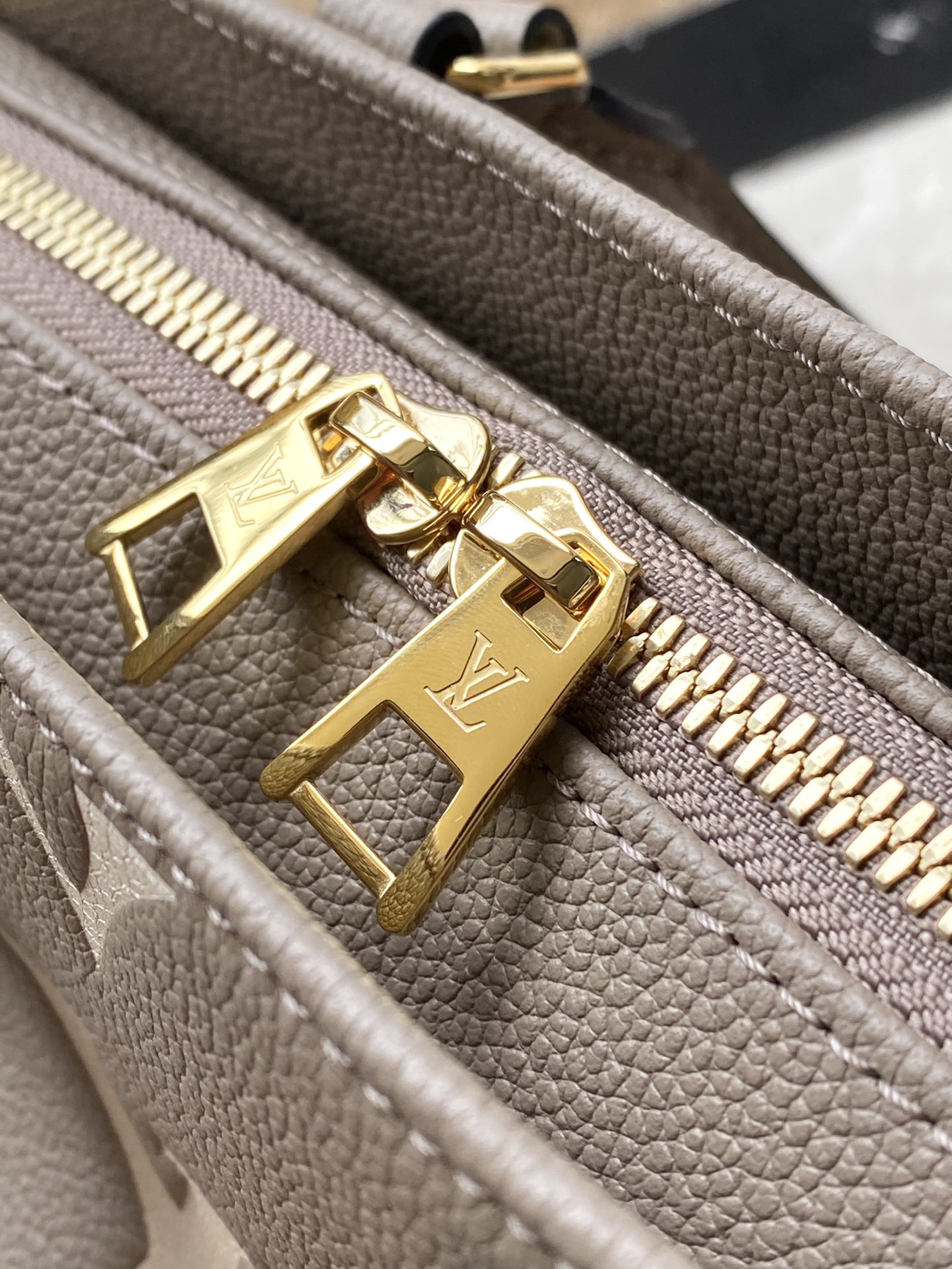 [Pre-order] กระเป๋ารุ่น OnTheGo East West Bicolor Monogram Empreinte เกรด VIP คุณภาพที่ดีที่สุด