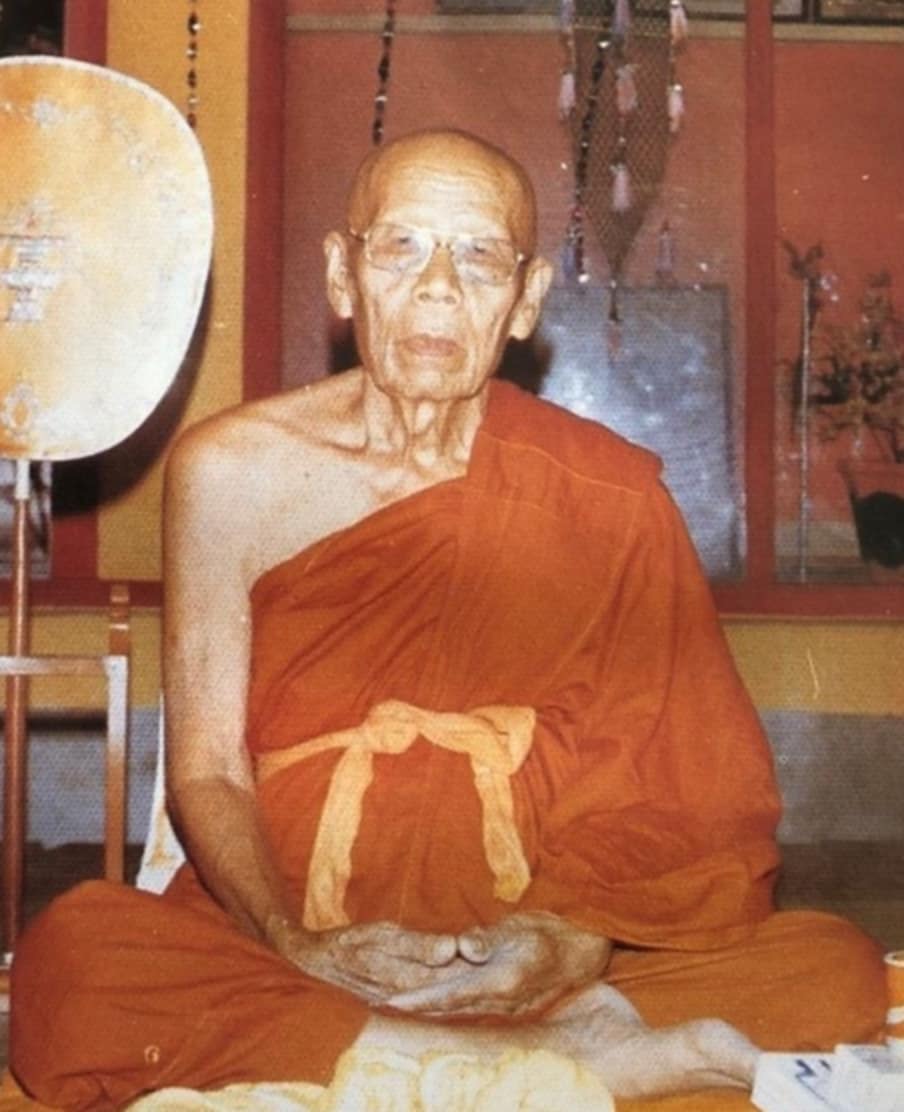 พระทันตธาตุ ครูบาอินทรจักร วัดน้ำบ่อหลวง จ.เชียงใหม่ ได้มาจากปู่กร หรือลุงกร อดีตนายช่างชลประทาน ท่านเป็นช่างทำงานอยู่หลายจังหวัด ในภาคเหนือ ลำปาง เชียงราย ลำพูน เชียงใหม่ ตาก ปัจจุบัน อายุ 81 ปี ได้พระทันตธาตุและพระเกศา จากปู่กร จำนวน 8 รายการ