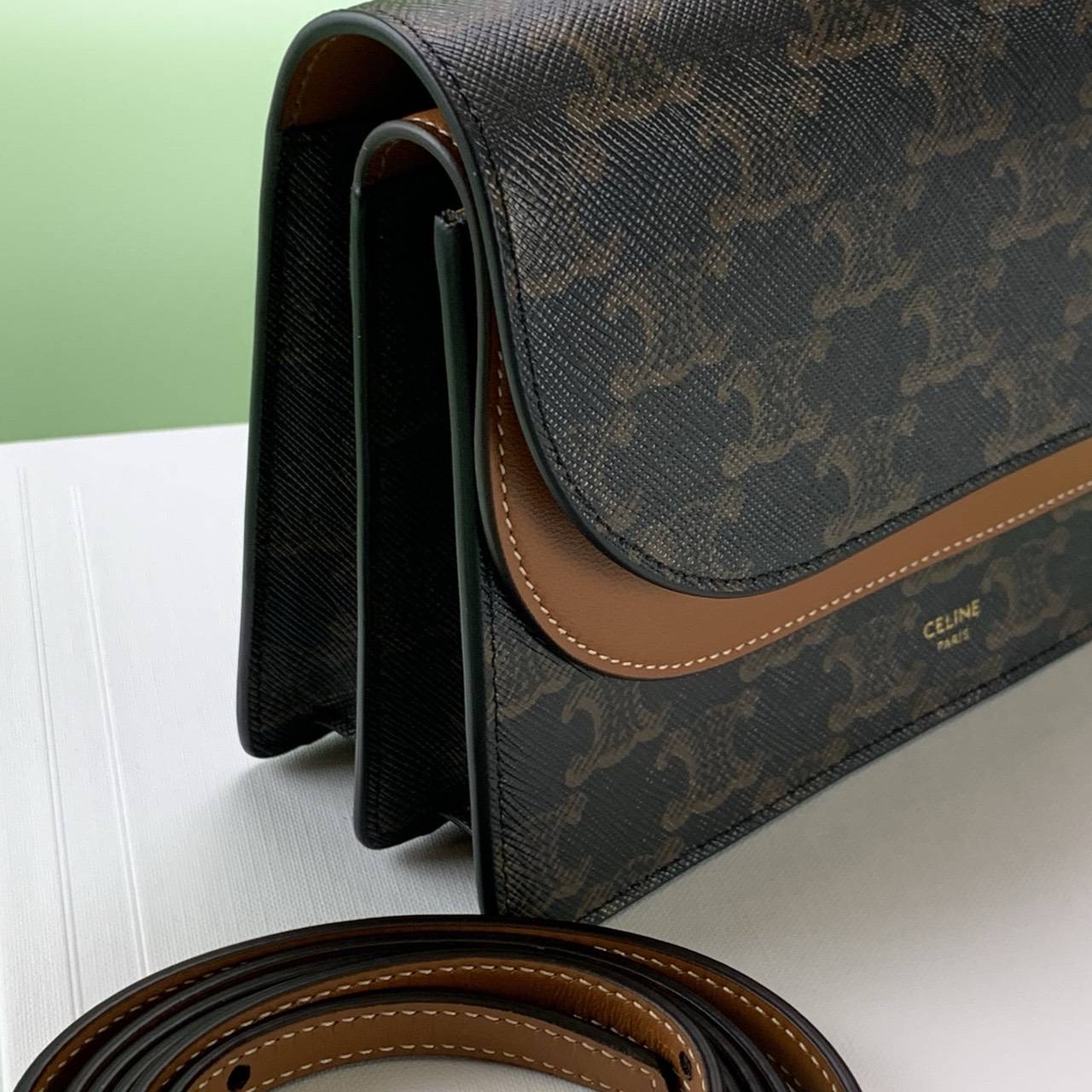 New Celine Wallet On Strap มีช่องใส่บัตร ช่องซิป ใส่มือถือได้ สายถอดได้ค่ะ ✨✨ ขนาด 8 x 5 x 2 นิ้ว อุปกรณ์ถุงกระดาษ ถุงผ้า การ์ด
