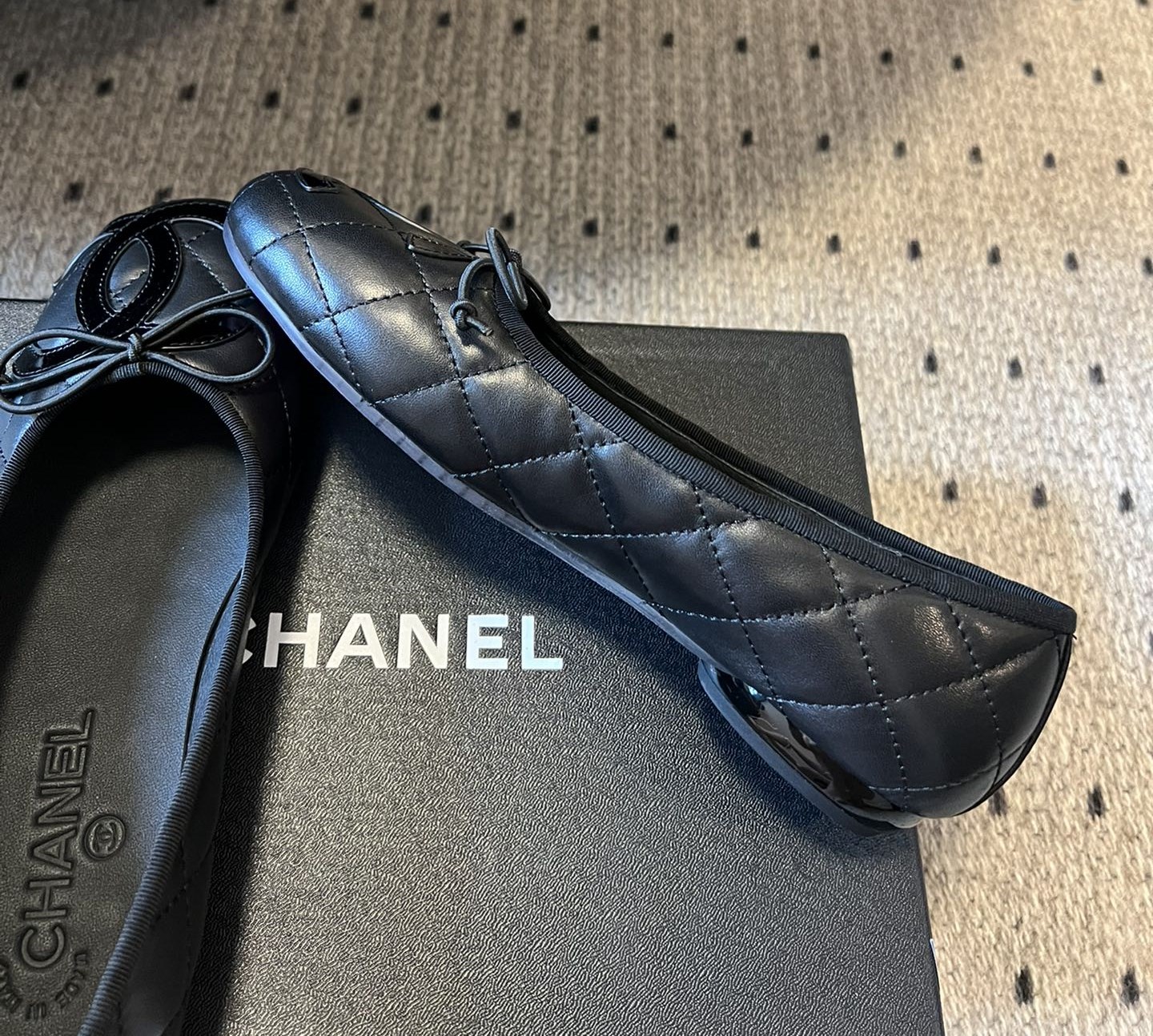 [Pre-order] รองเท้า Chanel Black Leather And Patent CC Ligne Cambon Bow Ballet Flats เกรดที่ดีที่สุด