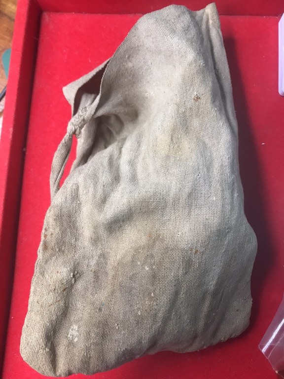 พระทันตธาตุครูบาเหมย วัดศรีดงเย็น อ.ไชยปราการ จ.เชียงใหม่ พระทันตธาตุองค์นี้ได้มาจากลุงวิทูรย์ อายุ 82 ปี อดีตเคยเป็นครูสอนโรงเรียนไชยปราการ คุณครูท่านเป็นลูกศิษย์ครูบาคำเหมย ตั้งแต่ปี 2525 ท่านได้รับจากมือครูบาเหมย เมื่อปี 2529